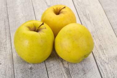 Sarı olgun elma