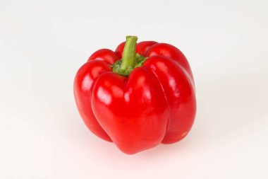 Olgun kırmızı dolma biber beyaza izole edilmiş.