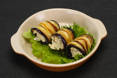 Peynir ve otlar ile patlıcan rulo dolması