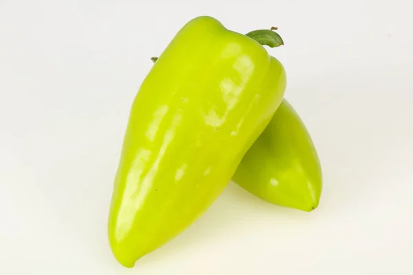 Süße grüne Paprika isoliert auf weiß — Stockfoto