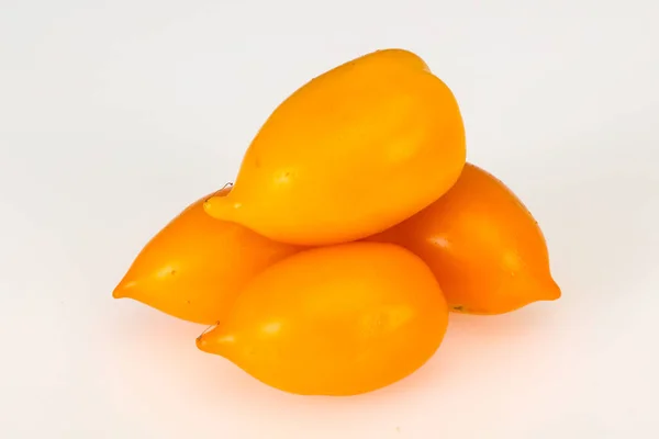 Tomate amarelo maduro isolado em branco — Fotografia de Stock