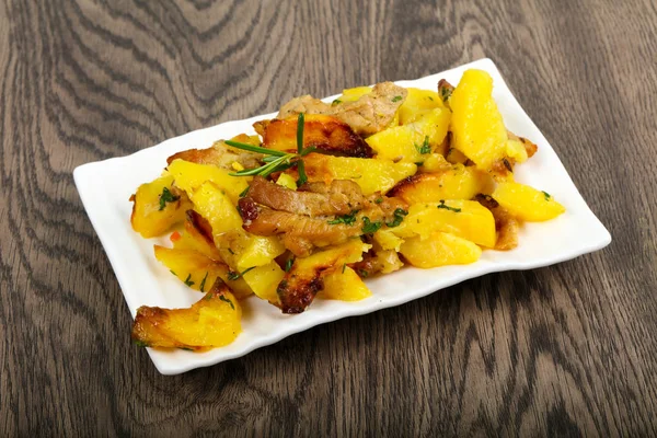 Жареный картофель со свининой — стоковое фото