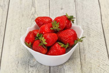 Kabın içinde tatlı çilek