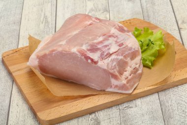 Pişirmek için çiğ domuz eti.