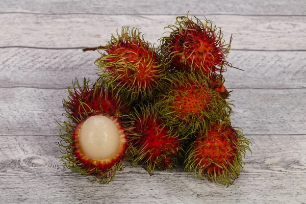 Tropiska söta exotiska frukter Rambutan — Stockfoto
