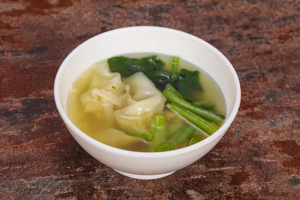 Asiatisk traditionell wonton soppa med örter — Stockfoto