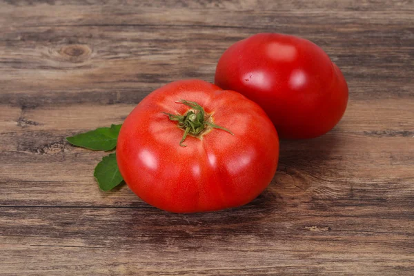 Ahşap arka plan üzerinde olgun domates