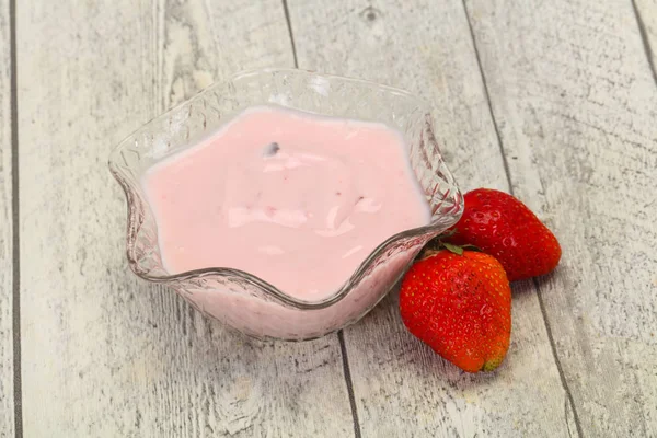 Yogur con fresa en el bol — Foto de Stock