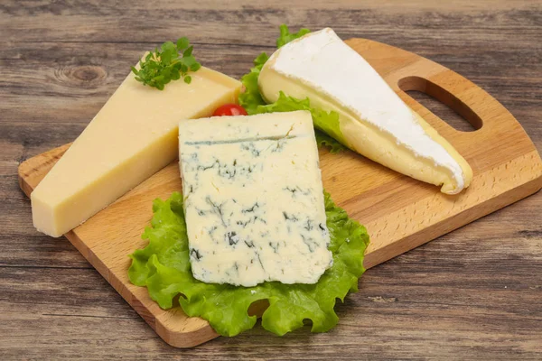 Mistura de triângulo de queijo - gorgonzola, brie, parmesão — Fotografia de Stock