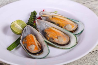 Kireç ve biber ile yarım midye