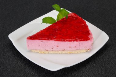 Yumuşak ahududu cheesecake nane servis
