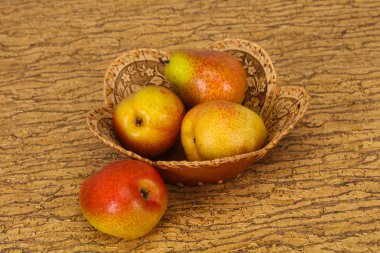 Ahşap sepet armut yığını