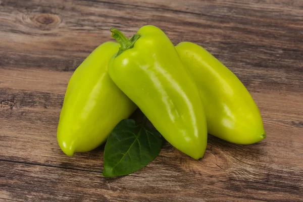 Groene paprika over houten achtergrond — Stockfoto