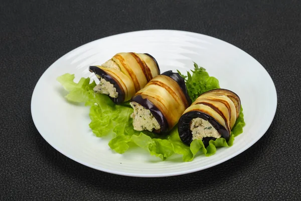 Rotolo di melanzane ripiene con formaggio ed erbe — Foto Stock