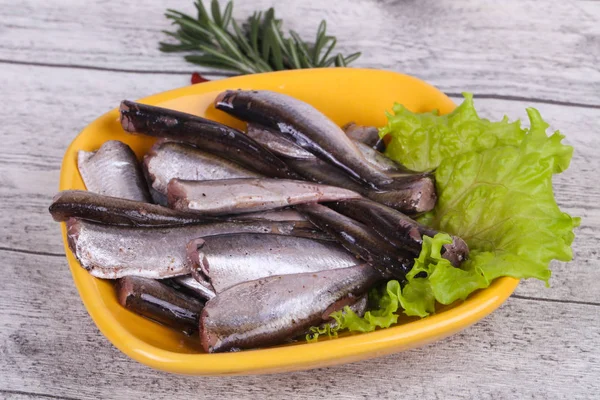 Ansjovis fisk mellanmål i skålen — Stockfoto