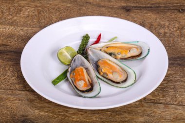 Kireç ve biber ile yarım midye