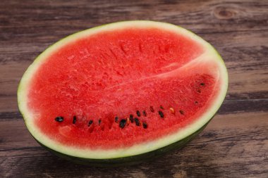 Olgun tatlı sulu yarım karpuz