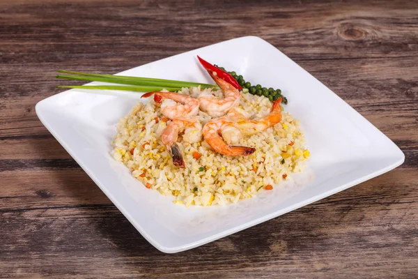 Жареный рис в тайском стиле с креветками — стоковое фото