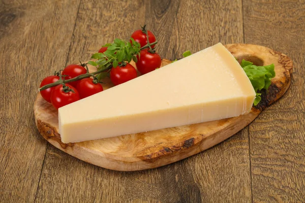 İtalyan geleneksel parmesan peynir üçgeni — Stok fotoğraf