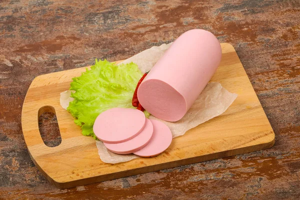 Нарезанная свиная колбаса — стоковое фото