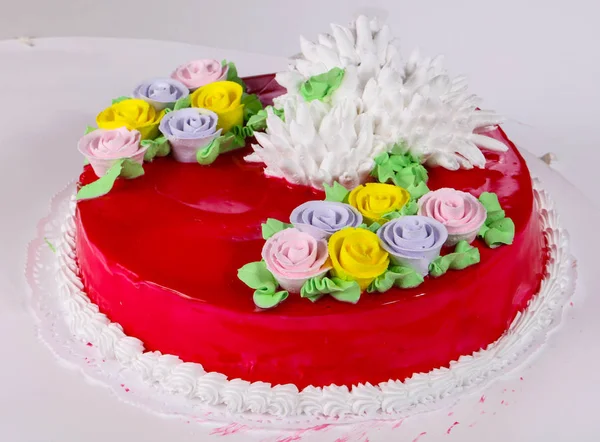 クリーム色の花とケーキ — ストック写真