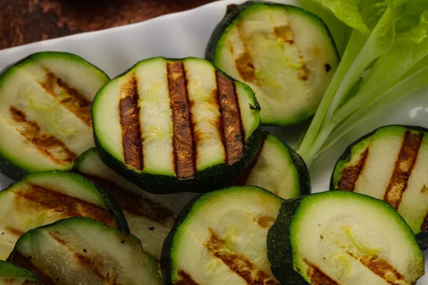 Cucina vegana - zucchine alla griglia — Foto Stock