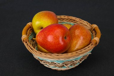 Ahşap sepet armut yığını