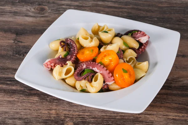 Pasta met octopus en gele tomaten — Stockfoto