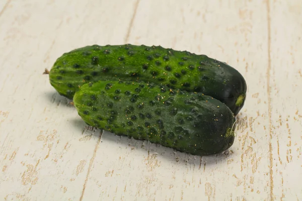 Rijpe verse groene twee komkommers — Stockfoto