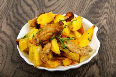 Domuz eti ile kızarmış patates