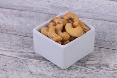 Kaju fıstığı yığın kabın içinde