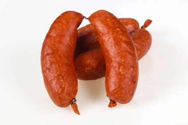 Beyaz arka planda lezzetli et sosis