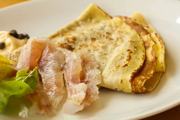 Gravlax con panqueque servido ensalada — Foto de Stock