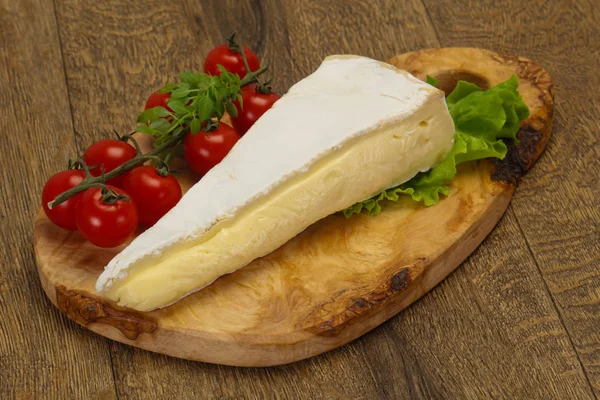 Triângulo de queijo Brie salada servida — Fotografia de Stock