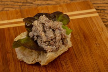 Ekmek ile yewish forshmak