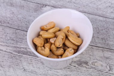 Kaju fıstığı yığın kabın içinde