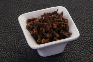 Kuru karanfil tohumları