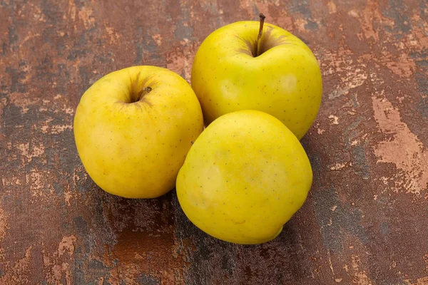 Manzanas amarillas maduras — Foto de Stock