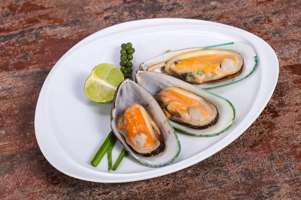 Half mussels with lime and pepper — Stock Photo, Image