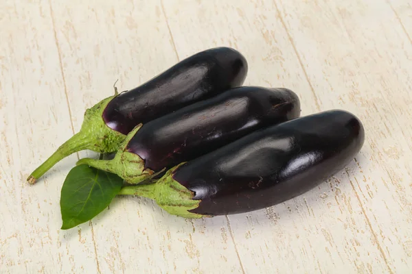 Mogen välsmakande aubergine över trä bakgrund — Stockfoto