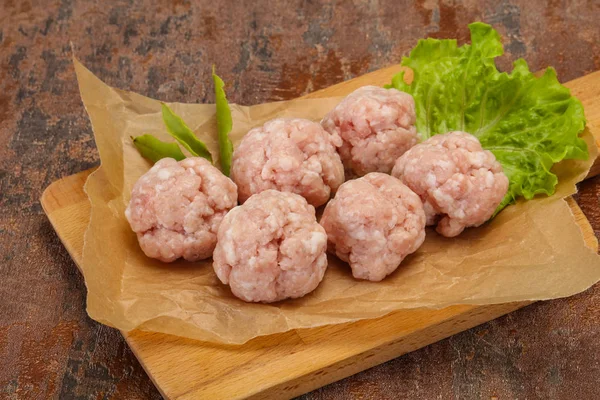 Albóndigas picadas de cerdo crudo caseras para cocinar — Foto de Stock