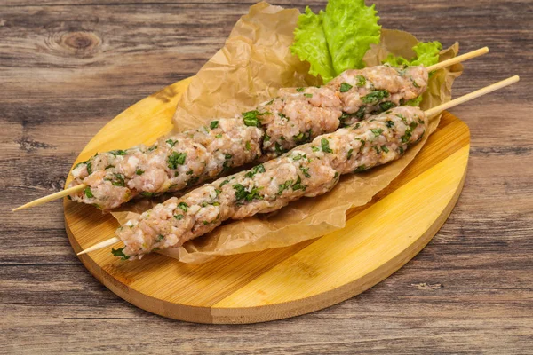 Friptură de porc tocată brută kebab pentru grătar — Fotografie, imagine de stoc