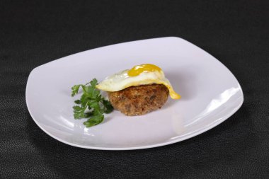 Yumurta ve kişniş ile sığır pirzola