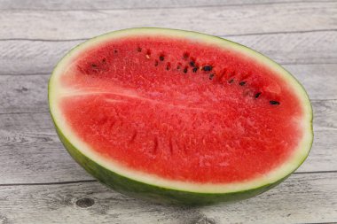 Olgun tatlı sulu yarım karpuz