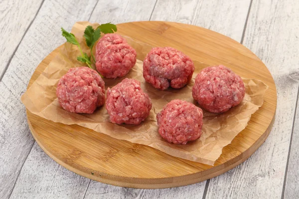 RAW meatball nad podłoże drewniane — Zdjęcie stockowe