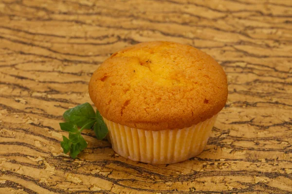 Zoete smakelijke muffin geserveerd Mint — Stockfoto