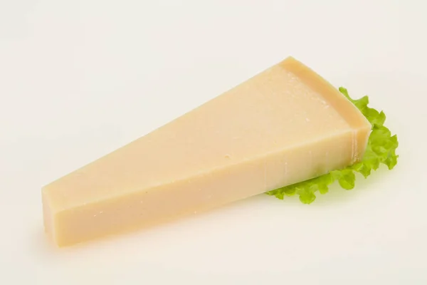 Italiaanse traditionele Parmezaanse kaas driehoek — Stockfoto