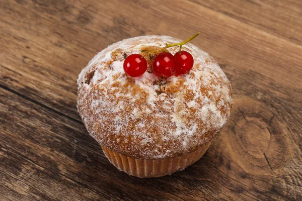 Bolo saboroso doce com groselhas vermelhas — Fotografia de Stock