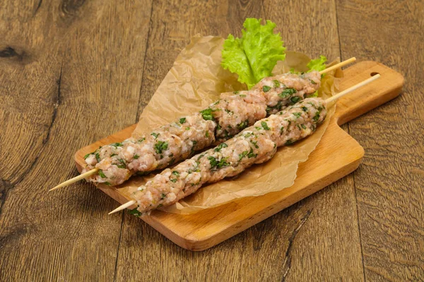 Raw minced pork skewer kebab for grill — Stock Photo, Image