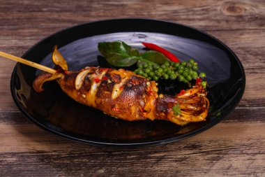 Sos ve hebs ile ızgara kalamar